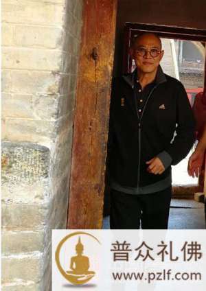 李连杰与老婆罕见同框，在寺院